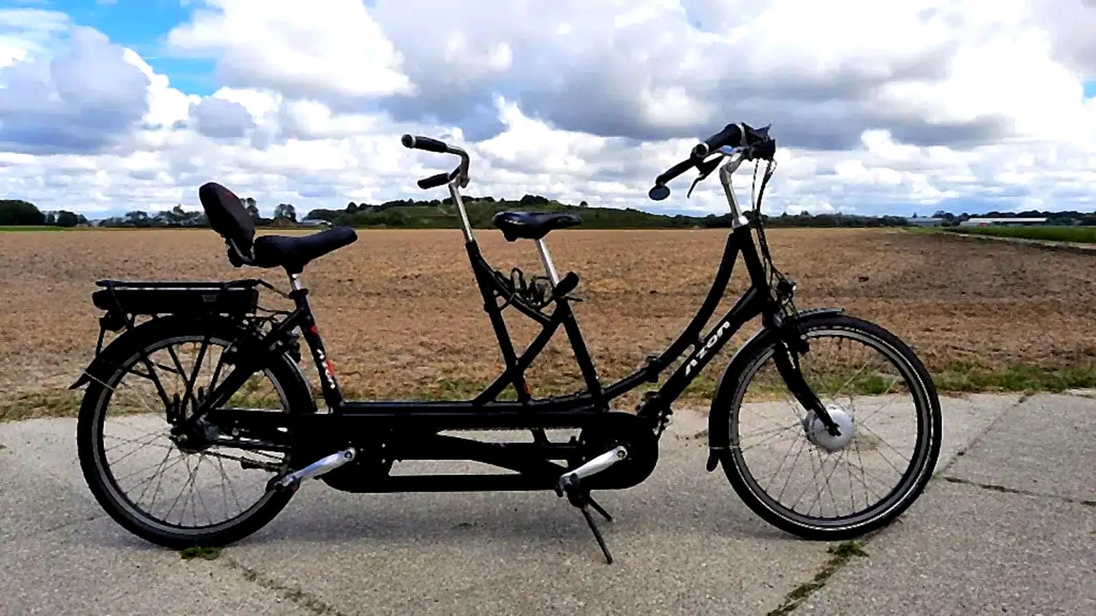 Zwarte tandem omgebouwd naar elektrische fiets