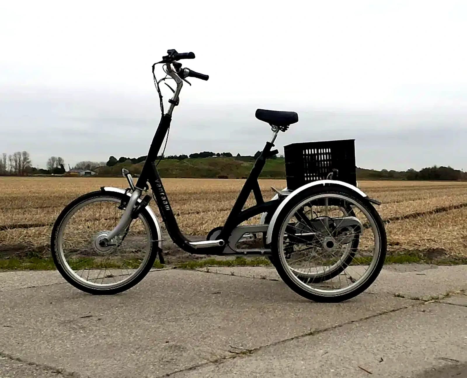 Driewielfiets met mandje omgebouwd naar e-bike