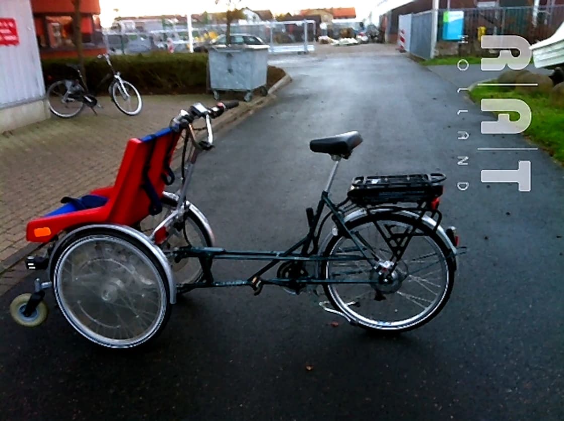 Driewieler met kinderzitje omgebouwd naar e-bike