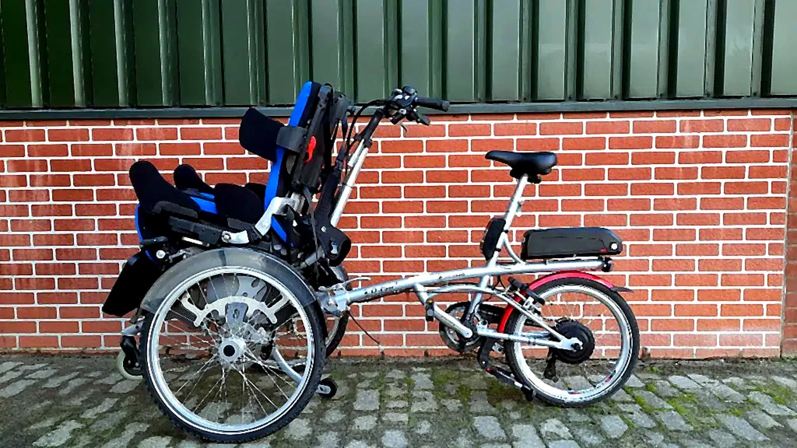 Rolstoeltransportfiets omgebouwd naar elektrische fiets