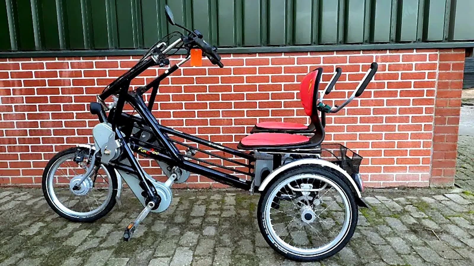 Driewieler met kinderzitje, omgebouwd naar e-bike