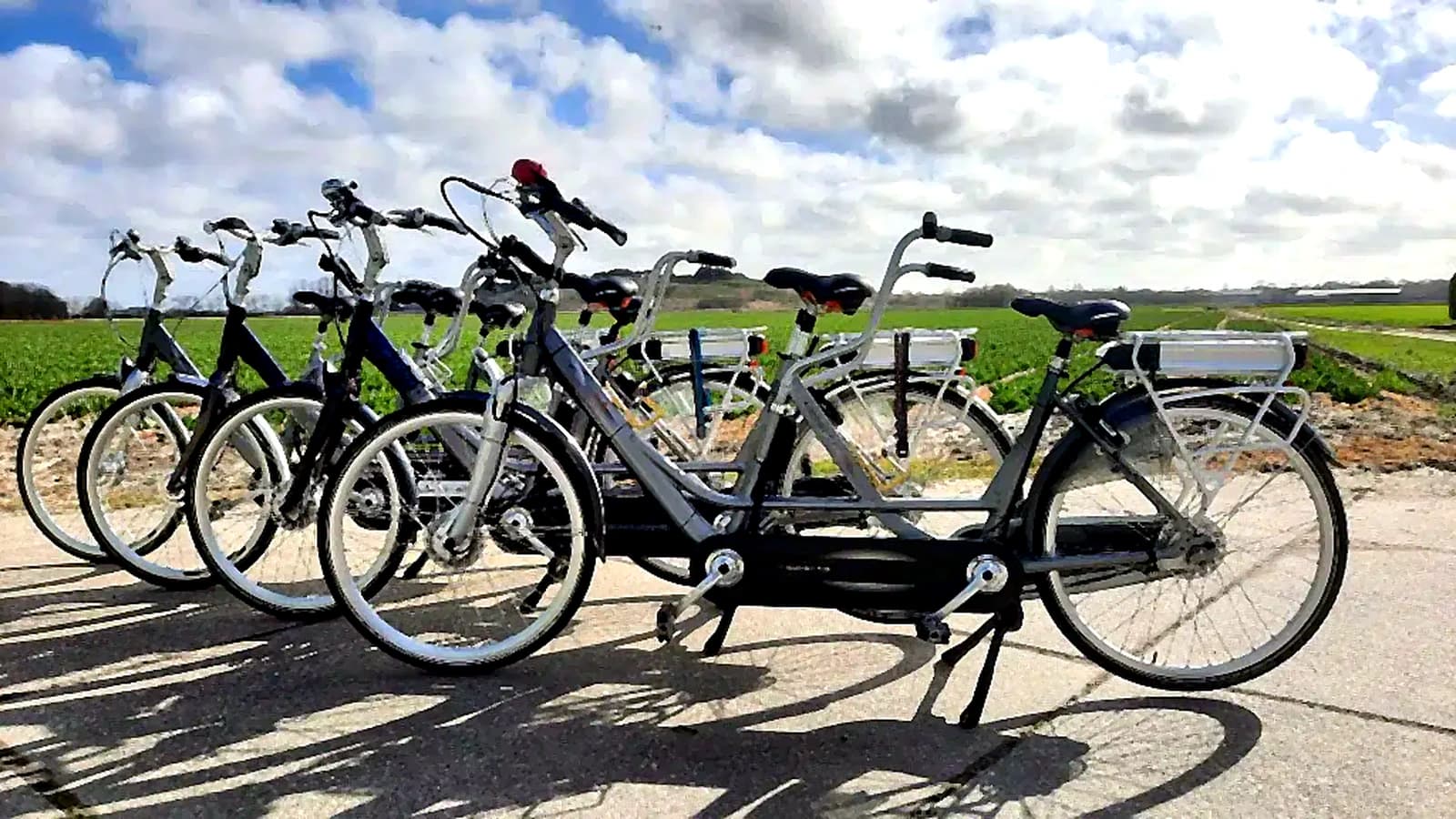 Meerdere omgebouwde elektrische fietsen naast elkaar