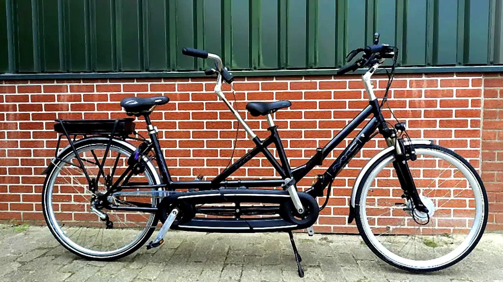 Zwarte tandem met ombouwset tegen een muur