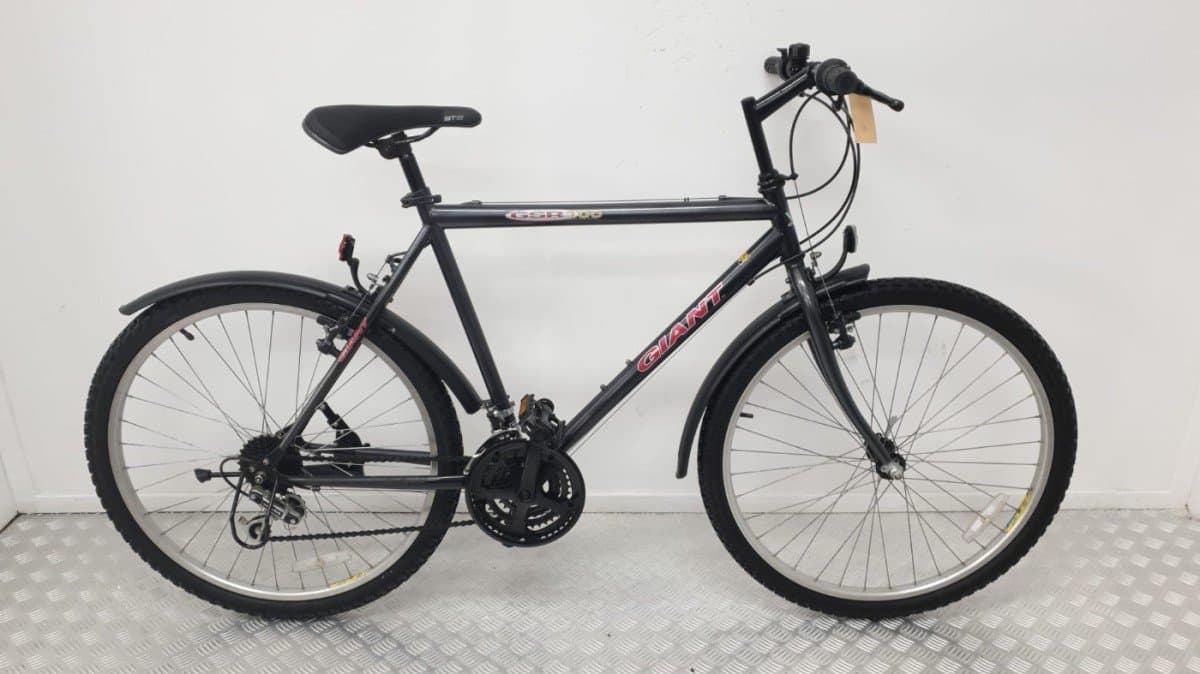 Giant GSR100 zwarte 26-inch mountainbike, zijkant