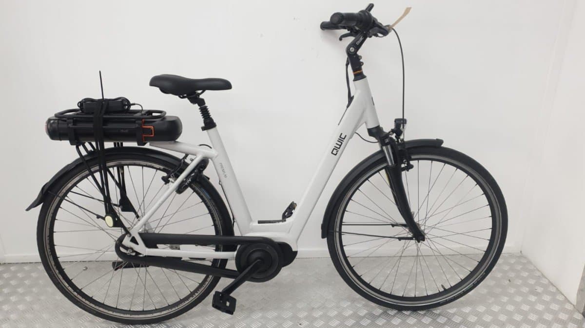 QWIC Premium FN7 witte stadsfiets 55 cm met Bafang middenmotor