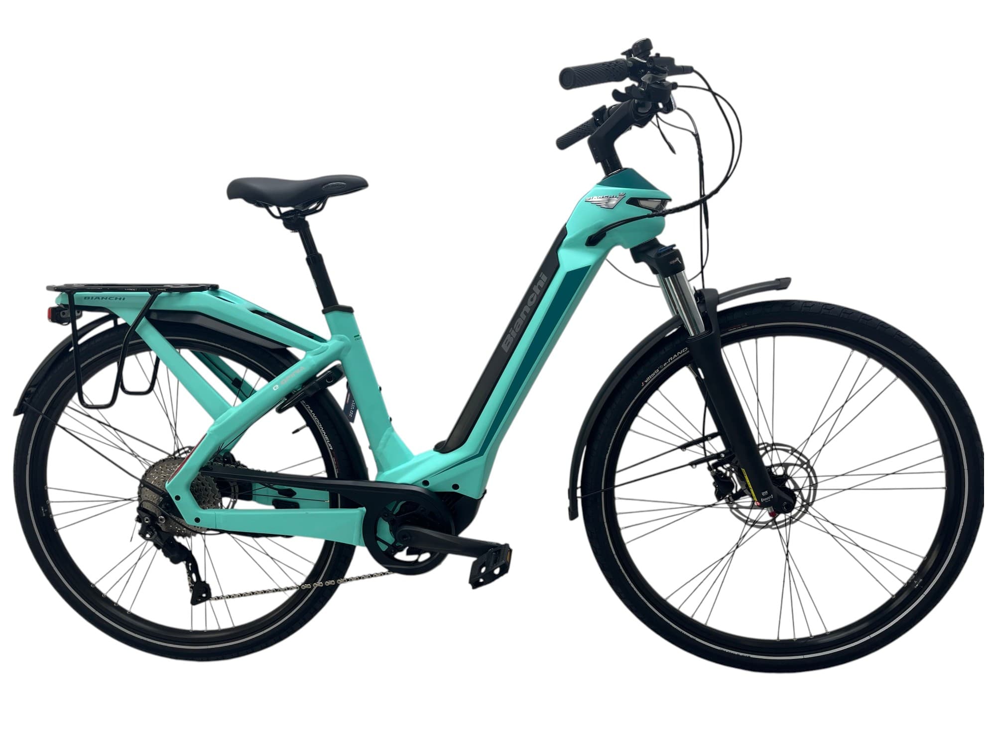Bianchi E-Omnia elektrische stadsfiets in Dark Celeste, zijaanzicht met lage instap en bagagedrager