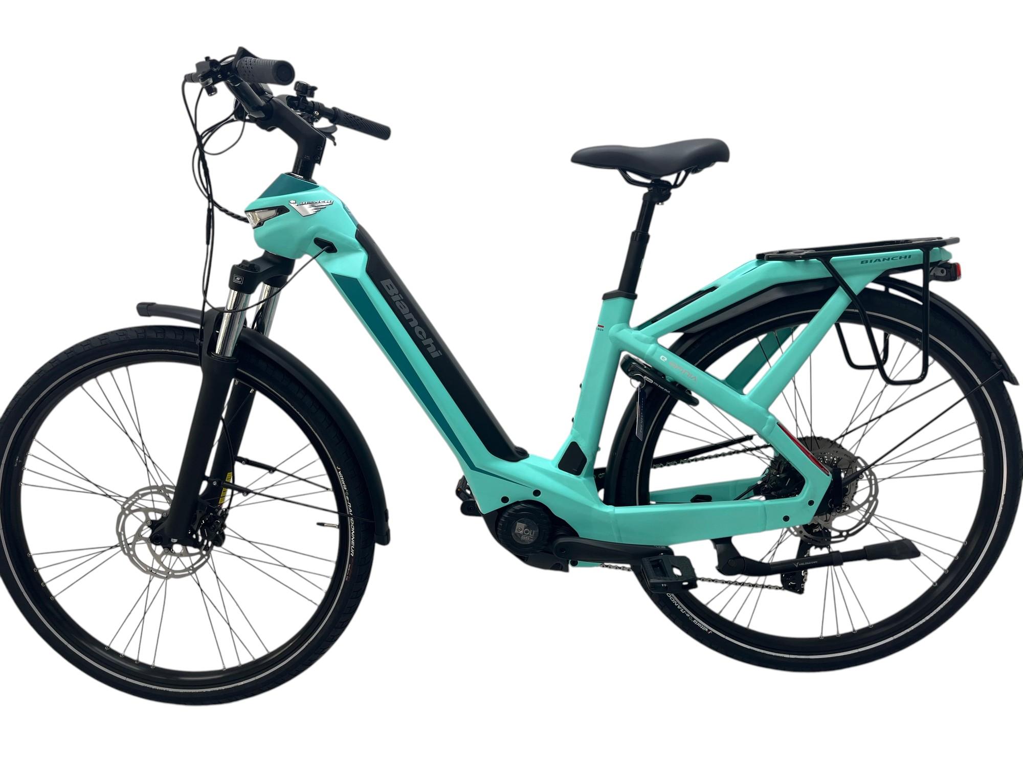 Bianchi E-Omnia e-bike in Dark Celeste, zijaanzicht met Shimano schakeling en bagagedrager