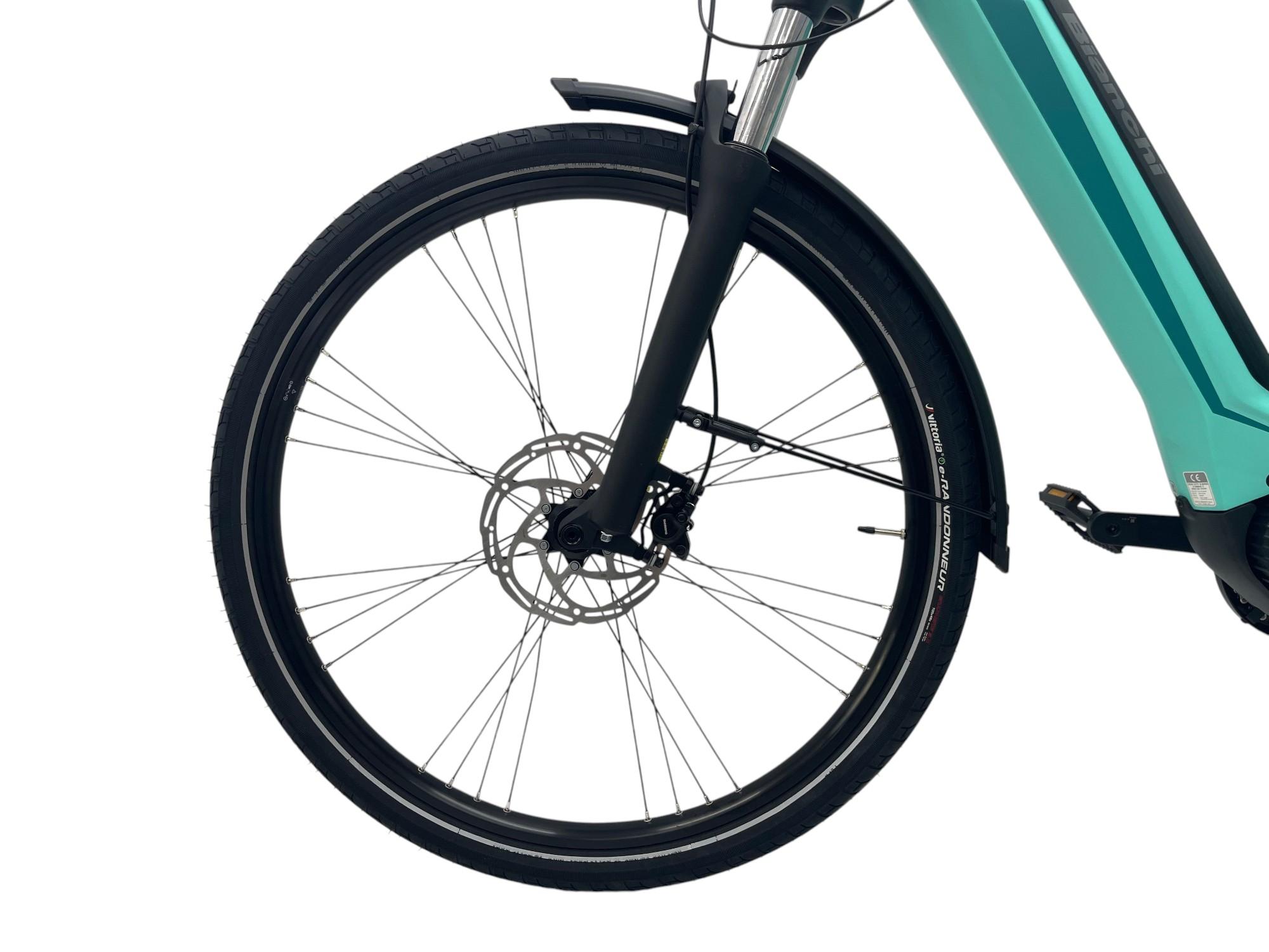 Voorwiel van de Bianchi E-Omnia met verende voorvork, hydraulische schijfrem en Vittoria band