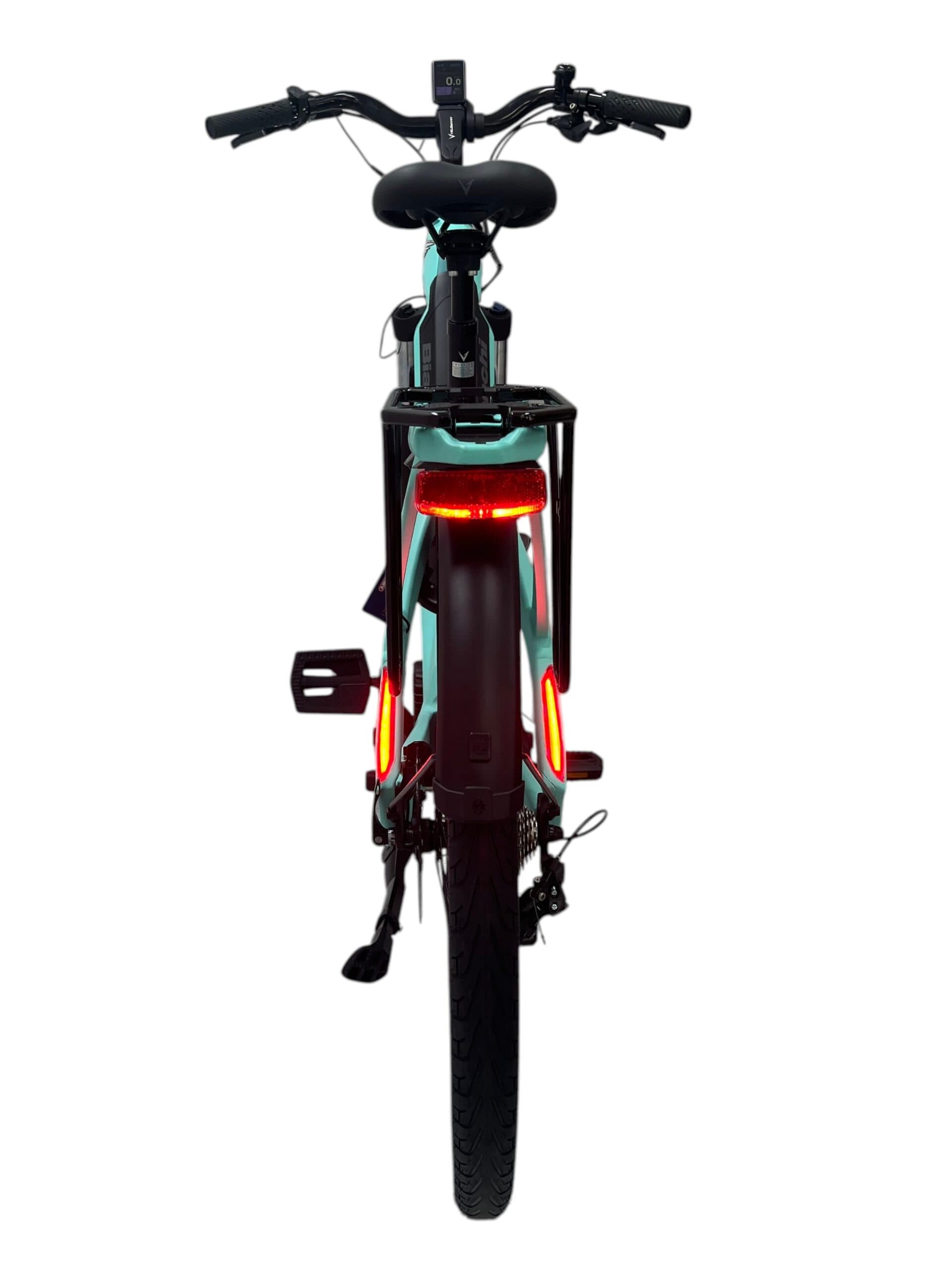 Bianchi E-Omnia Dark Celeste van achteren met brandende geïntegreerde achterverlichting