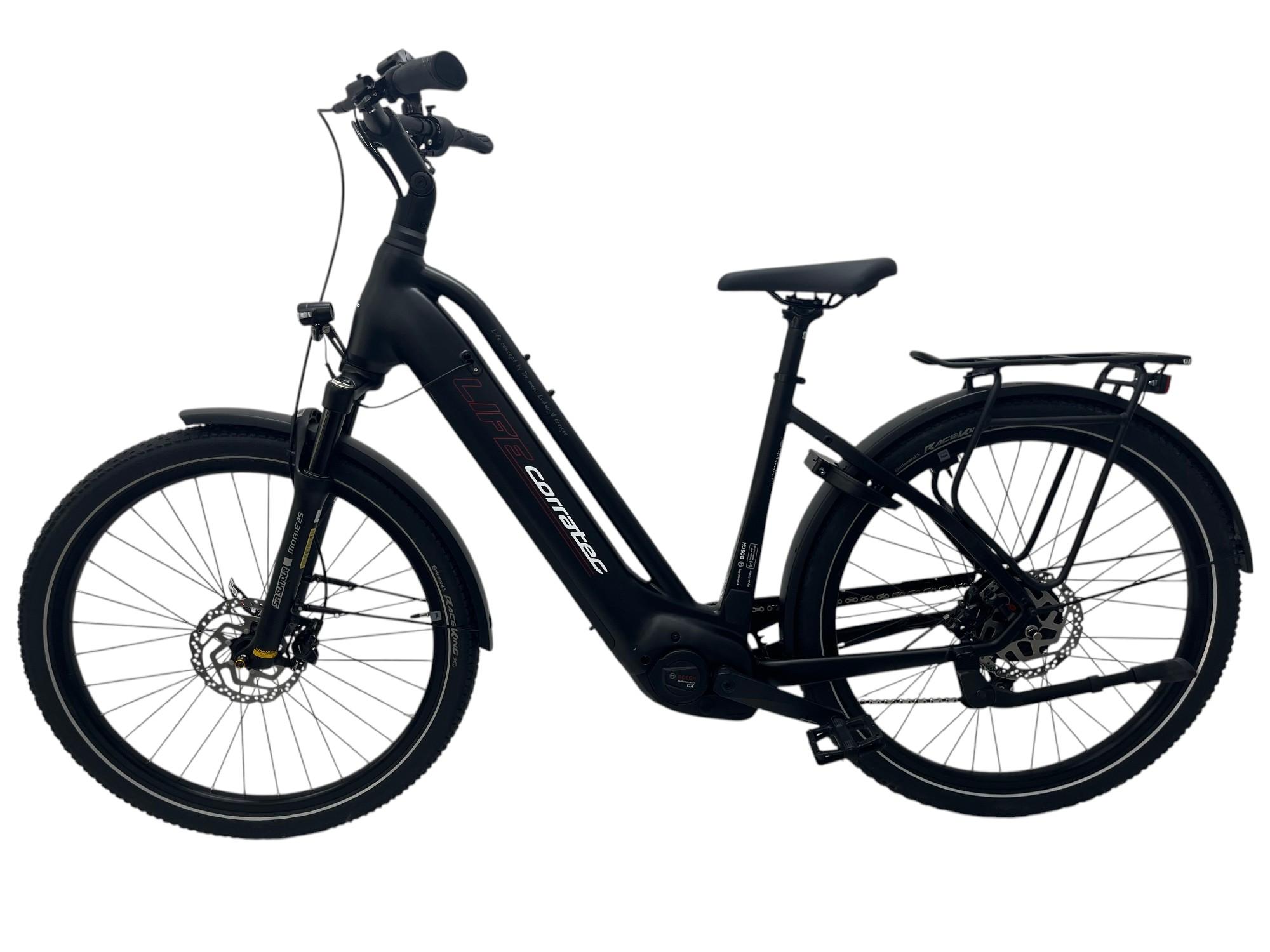 Corratec Life CX7 e-bike in mat zwart, zijaanzicht met verende voorvork en bagagedrager