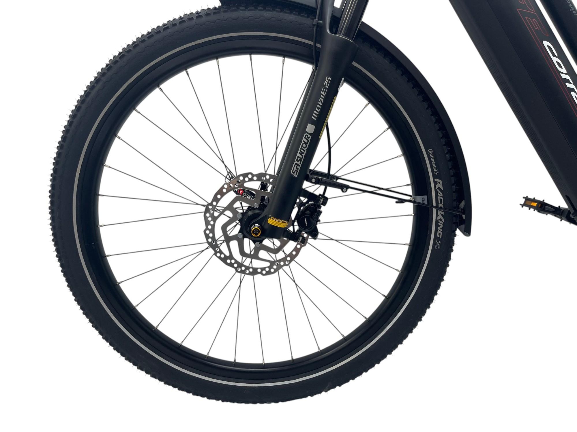 Voorwiel van de Corratec Life CX7 met verende SR Suntour voorvork en hydraulische schijfrem