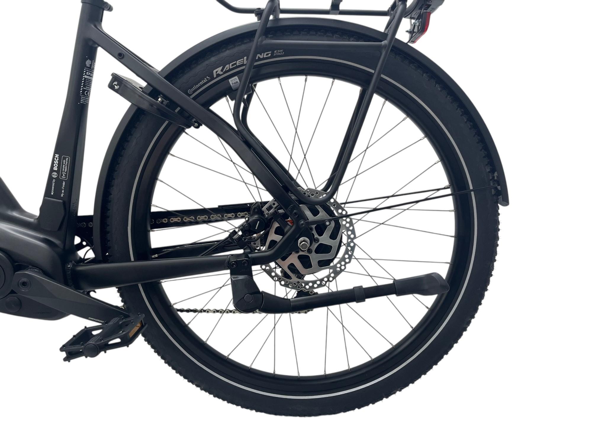 Achterwiel van de Corratec Life CX7 met Bosch middenmotor, schijfrem en bagagedrager