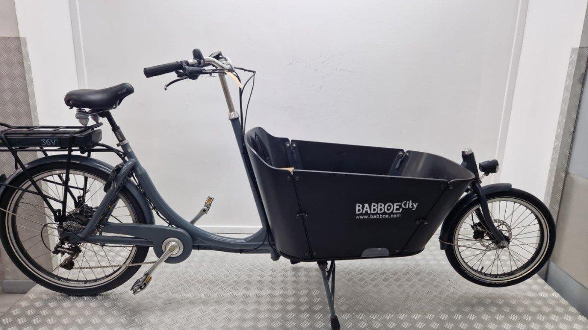 Babboe City tweedehands e-bakfiets in zwart-grijs, zijkant