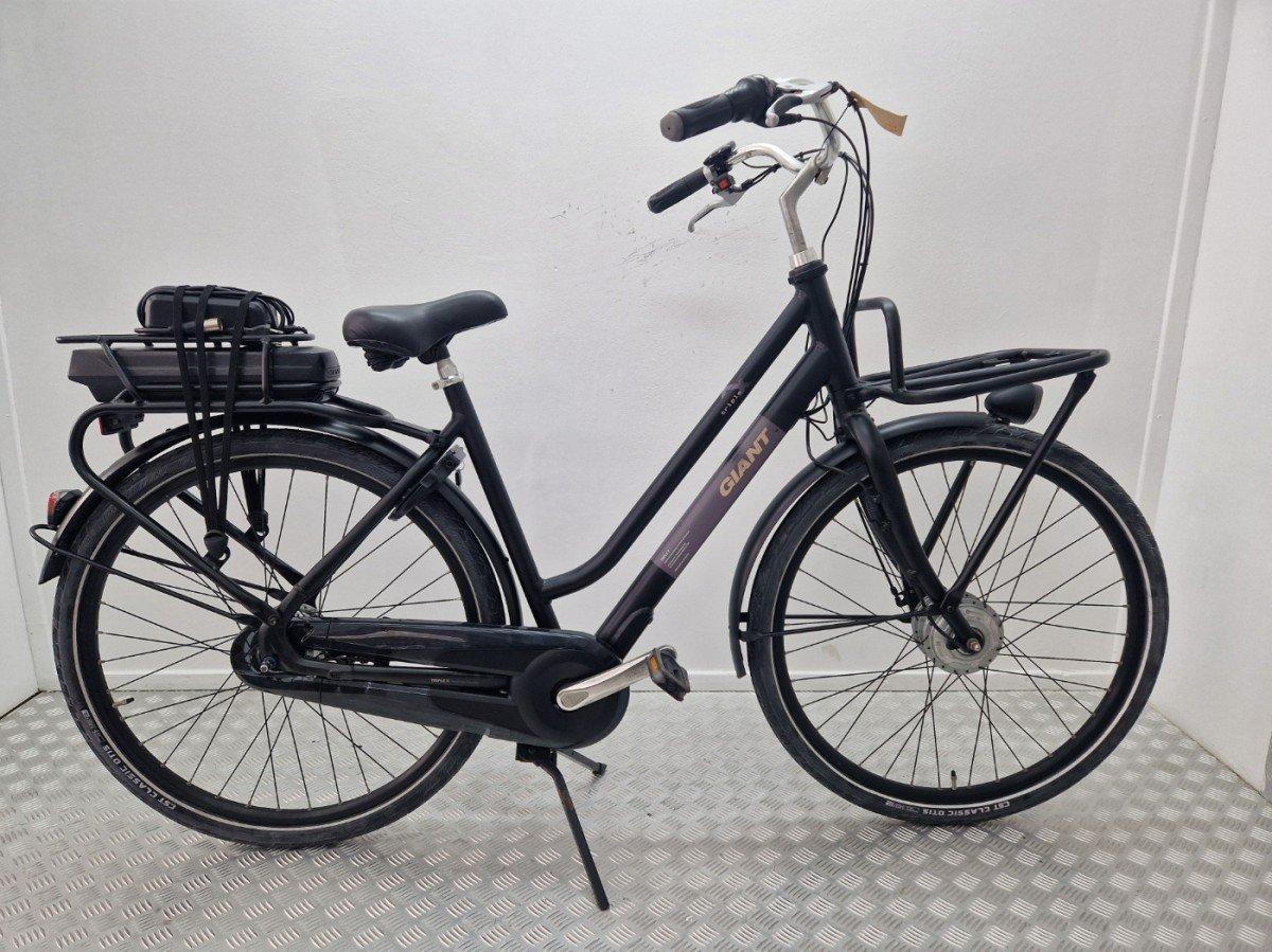 Giant Triple X zwarte elektrische stadsfiets vooraanzicht