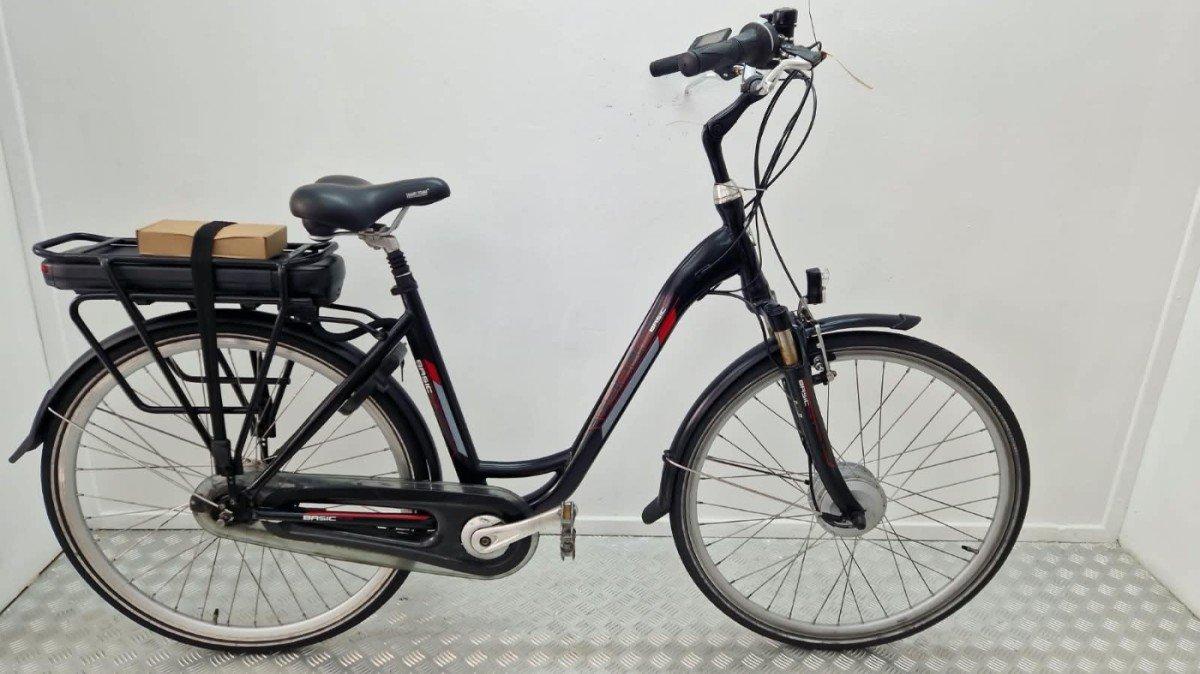 Vogue Basic zwarte elektrische stadsfiets lage instap vooraanzicht
