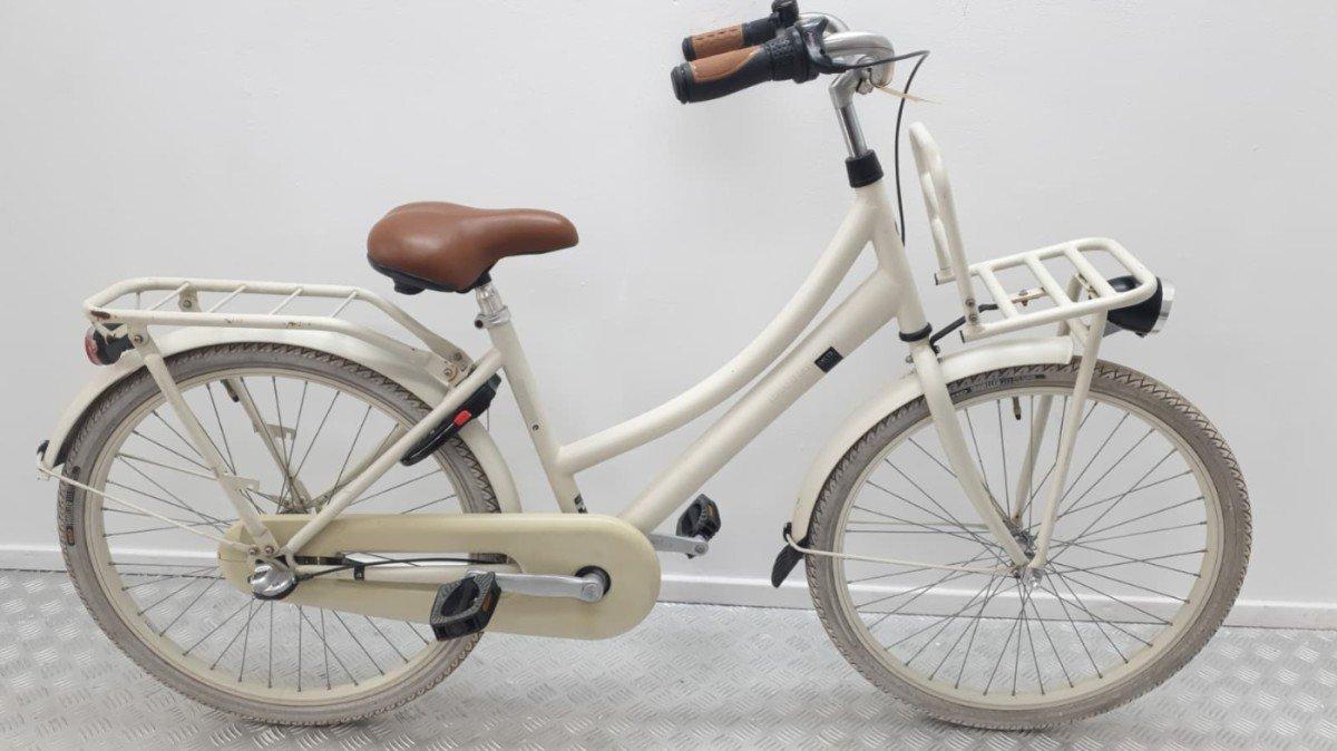 Batavus Cnctd kinderfiets 24 inch in beige, terugtraprem, gesloten kettingkast