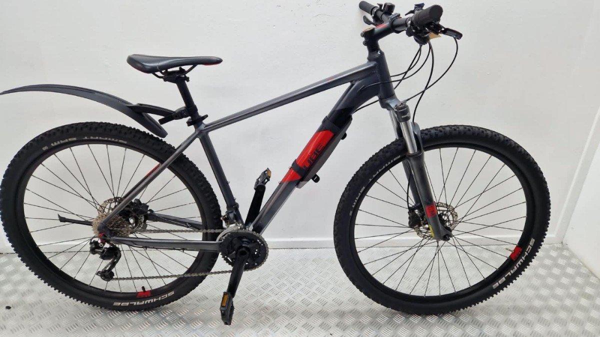 Cube Aim mountainbike 29 inch in grijs, vooraanzicht