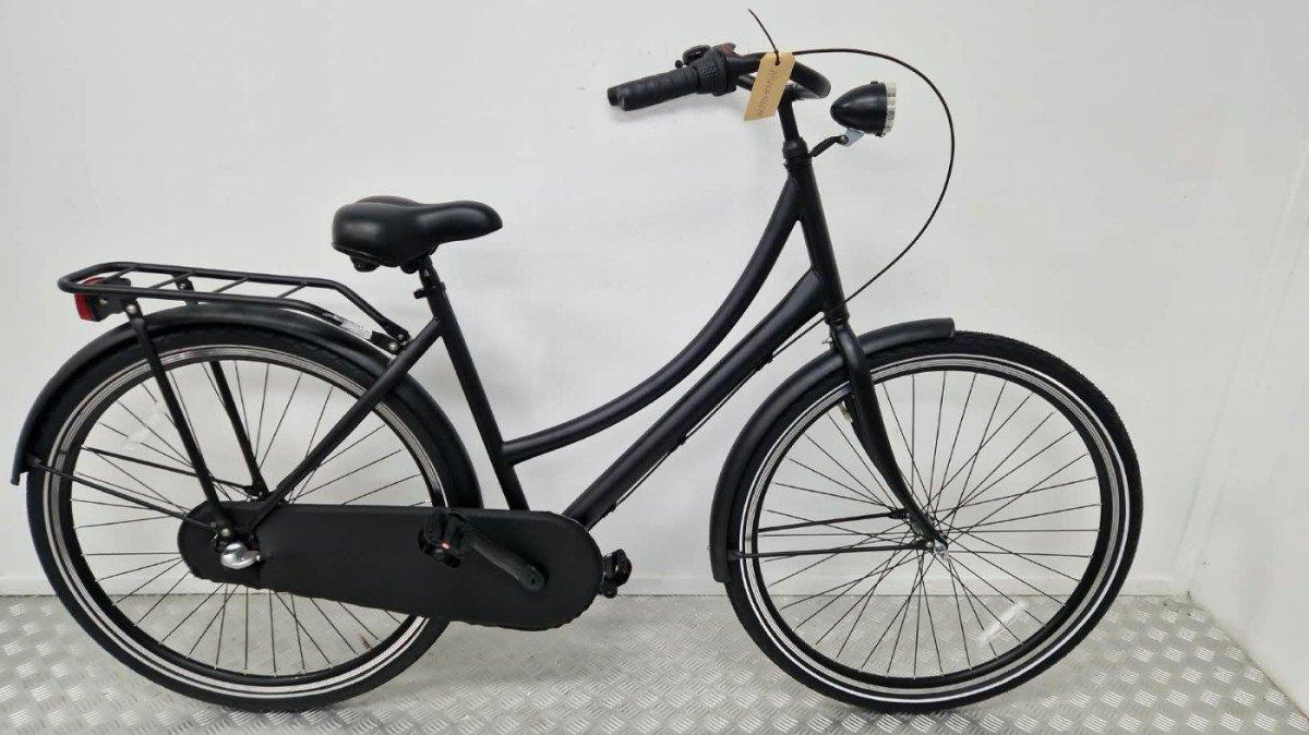 Budgetbike Omafiets zwarte stadsfiets 58 cm framemaat vooraanzicht