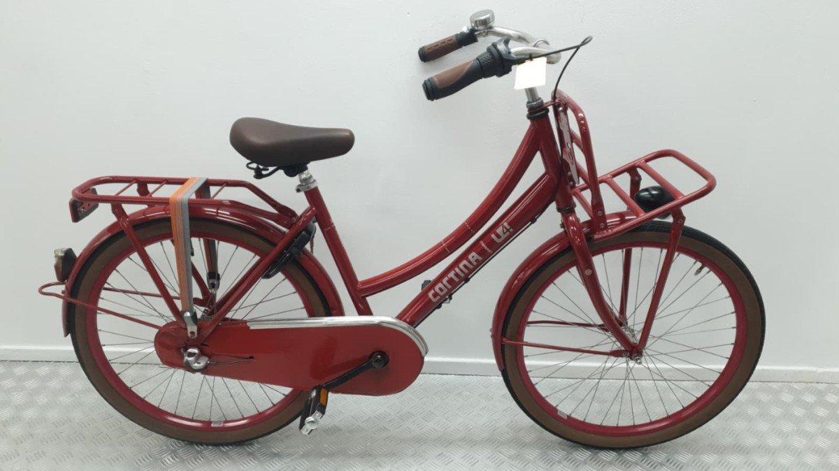 Cortina U4 rode kinderfiets 24 inch met bagagedrager